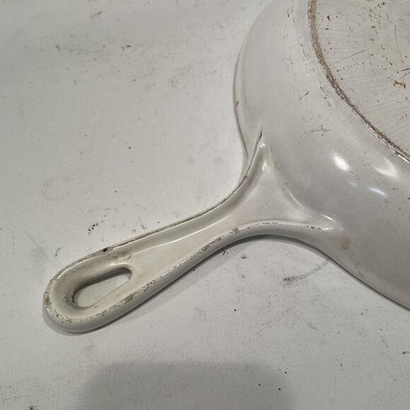 Vtg Le Creuset Enameled Cast Iron Skillet 26 White 10 1/2 " Dual Pour Spout - Picture 3 of 8